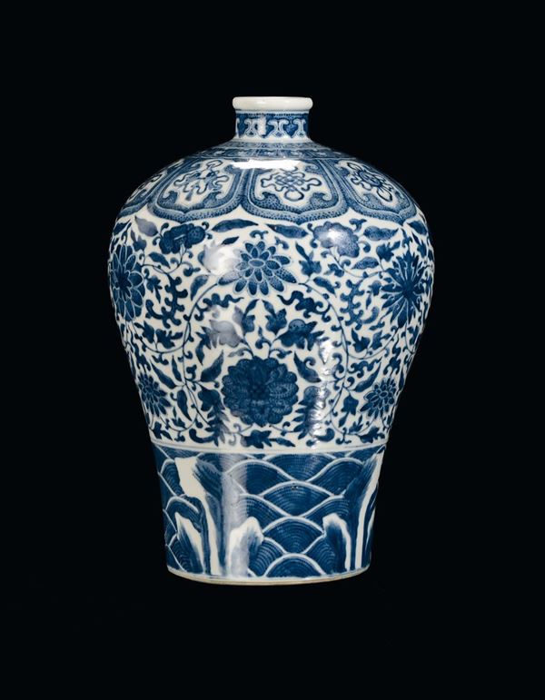 Vaso meiping in porcellana bianco e blu con decoro floreale, Cina, Dinastia Qing, XIX secolo