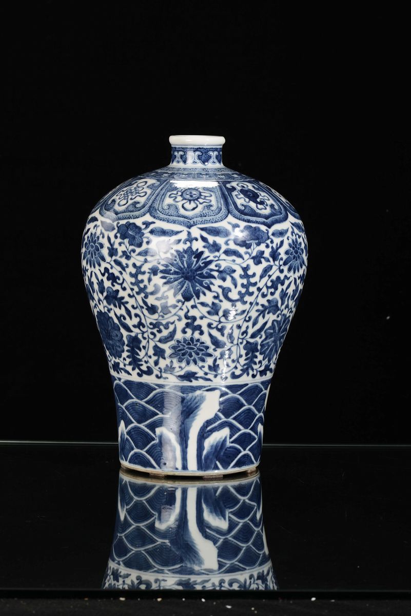 Vaso Meiping in Porcellana Bianco e Blu con Decoro Floreale, Cina, Dinastia Qing, XIX Secolo