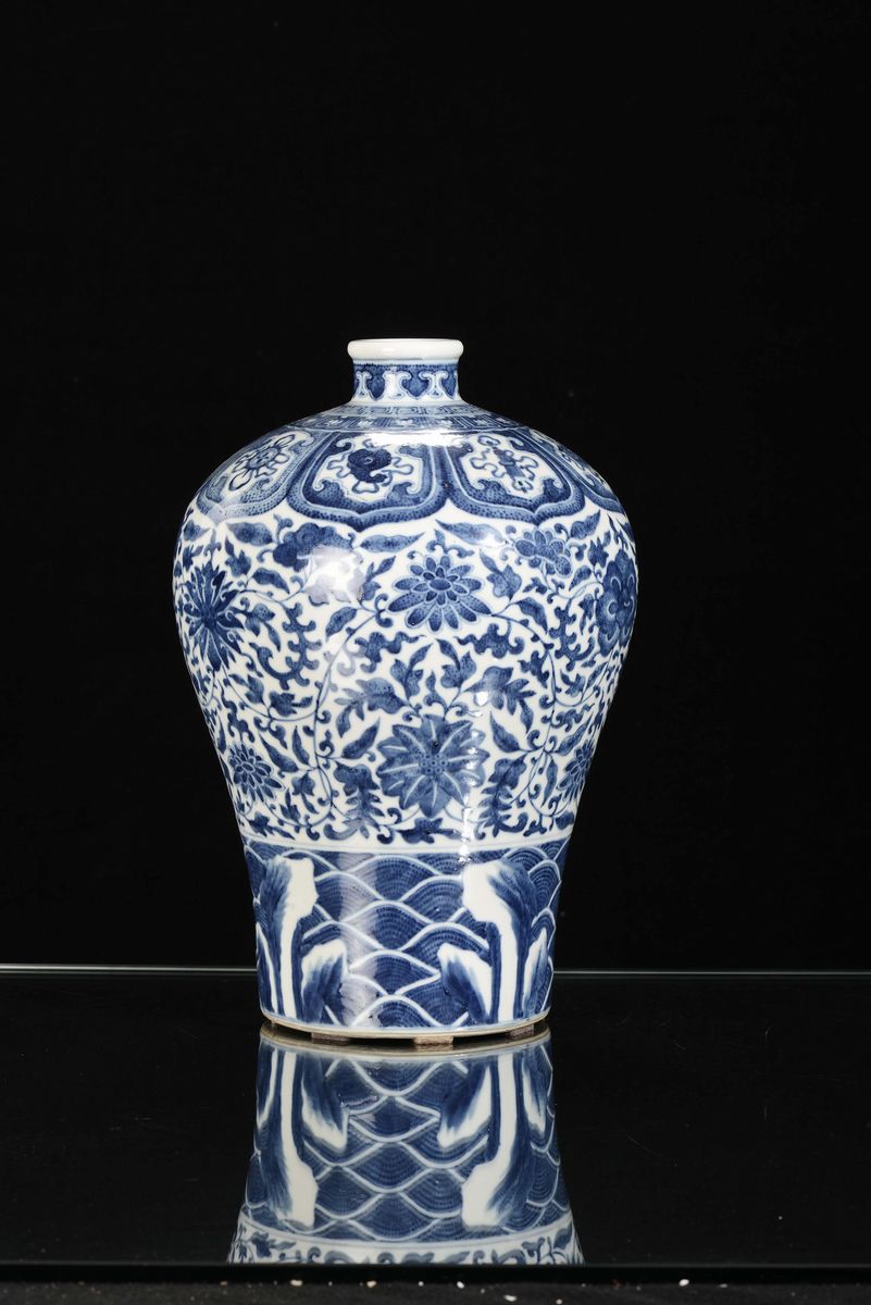 Vaso Meiping in Porcellana Bianco e Blu con Decoro Floreale, Cina, Dinastia Qing, XIX Secolo