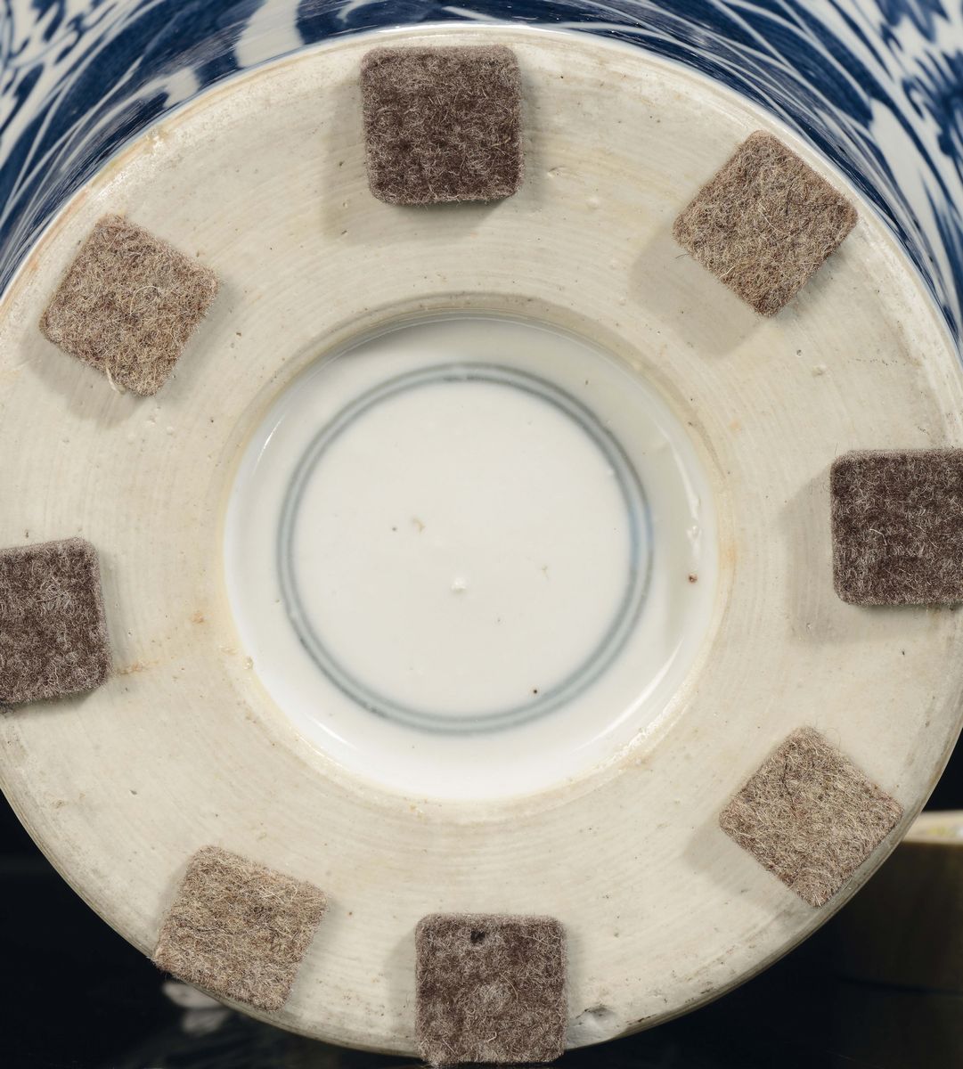 Vaso Meiping in Porcellana Bianco e Blu con Decoro Floreale, Cina, Dinastia Qing, XIX Secolo