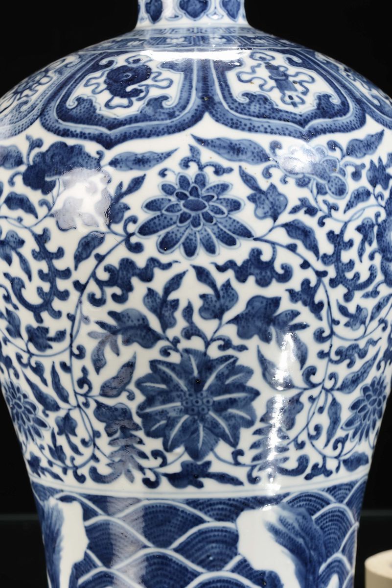 Vaso Meiping in Porcellana Bianco e Blu con Decoro Floreale, Cina, Dinastia Qing, XIX Secolo