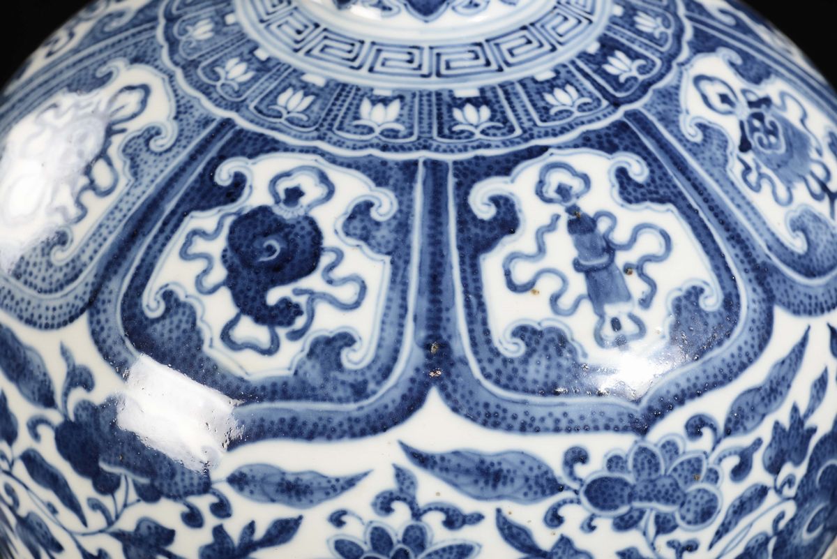 Vaso Meiping in Porcellana Bianco e Blu con Decoro Floreale, Cina, Dinastia Qing, XIX Secolo
