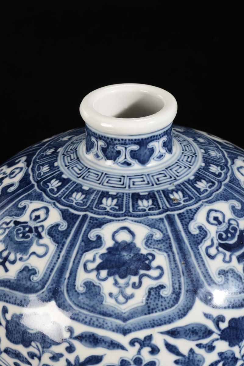 Vaso Meiping in Porcellana Bianco e Blu con Decoro Floreale, Cina, Dinastia Qing, XIX Secolo