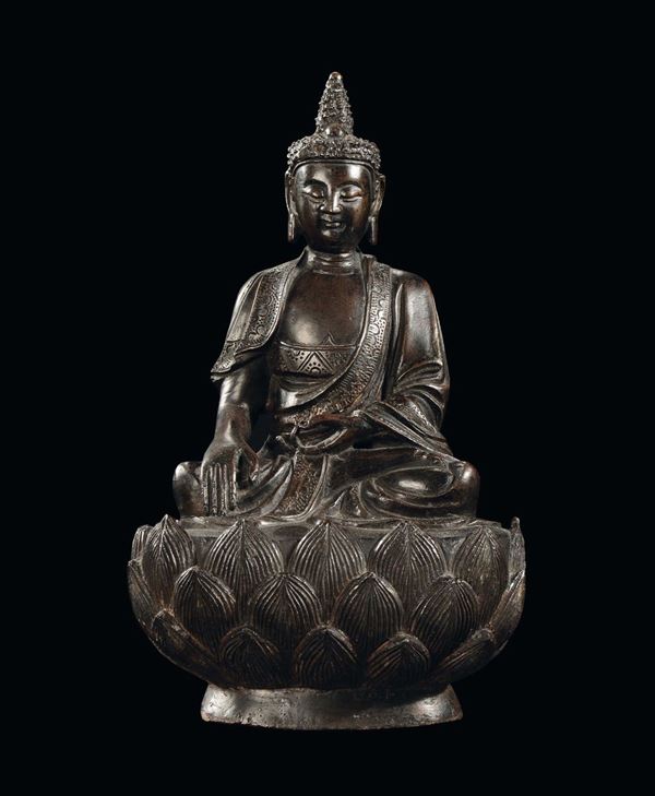 Buddha in bronzo a patina scura su fiore di loto, Cina, Dinastia Ming, XVII secolo