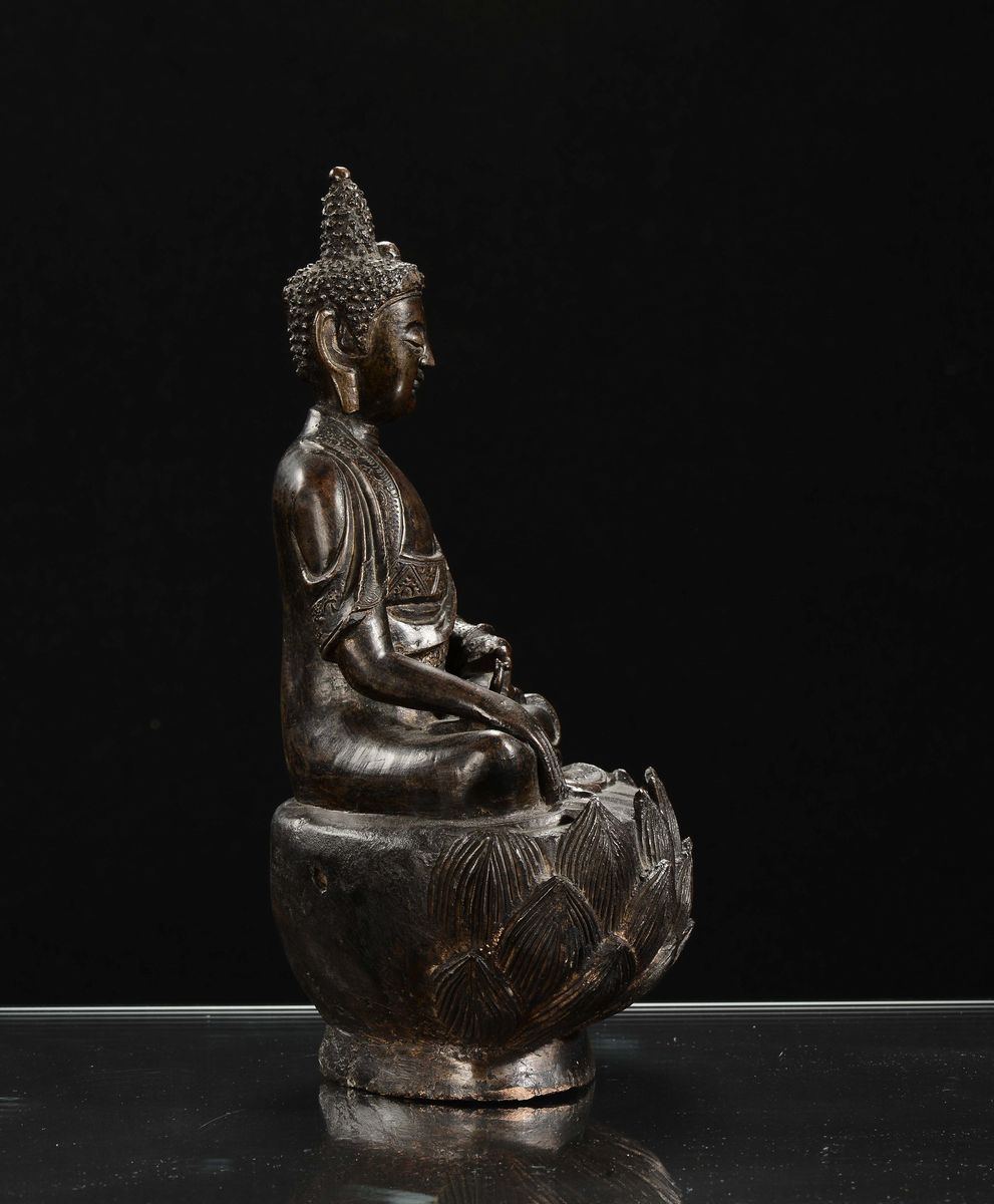 Buddha in Bronzo a Patina Scura su Fiore di Loto, Cina, Dinastia Ming, XVII Secolo