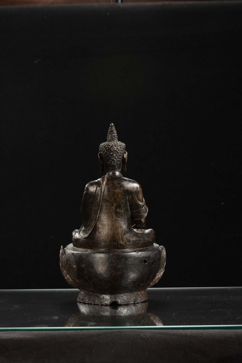 Buddha in Bronzo a Patina Scura su Fiore di Loto, Cina, Dinastia Ming, XVII Secolo