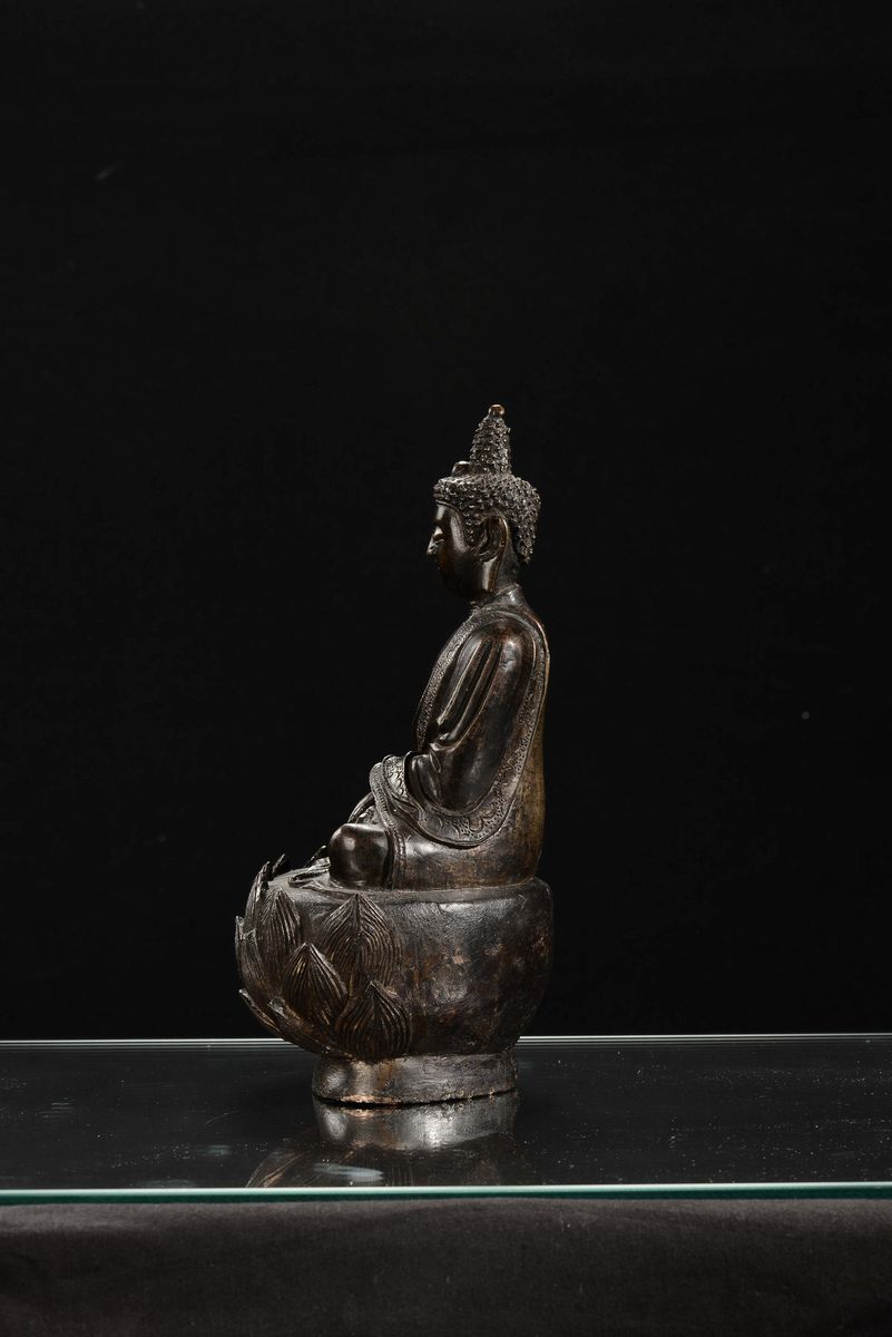Buddha in Bronzo a Patina Scura su Fiore di Loto, Cina, Dinastia Ming, XVII Secolo