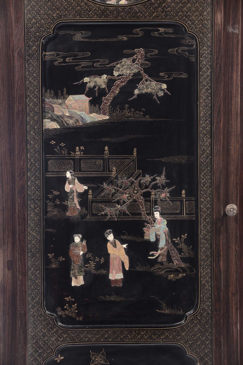 Coppia di Ante da Paravento in Lacca con Inserti in Pietre Dure Montate su Angolari, Cina, Dinast...