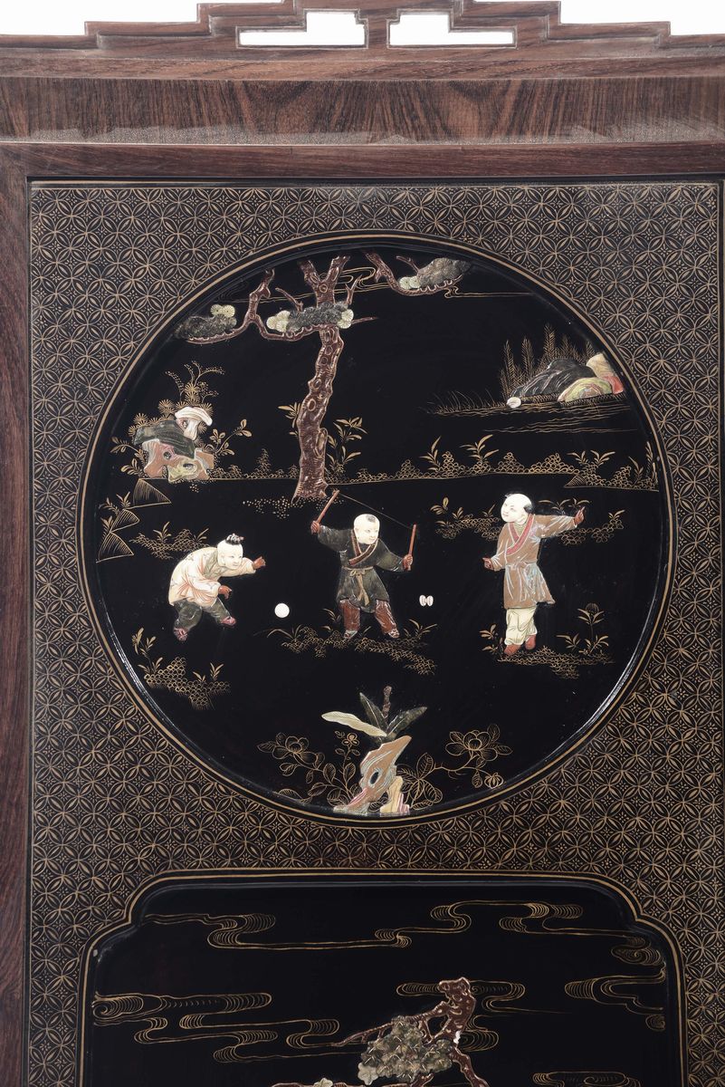 Coppia di Ante da Paravento in Lacca con Inserti in Pietre Dure Montate su Angolari, Cina, Dinast...