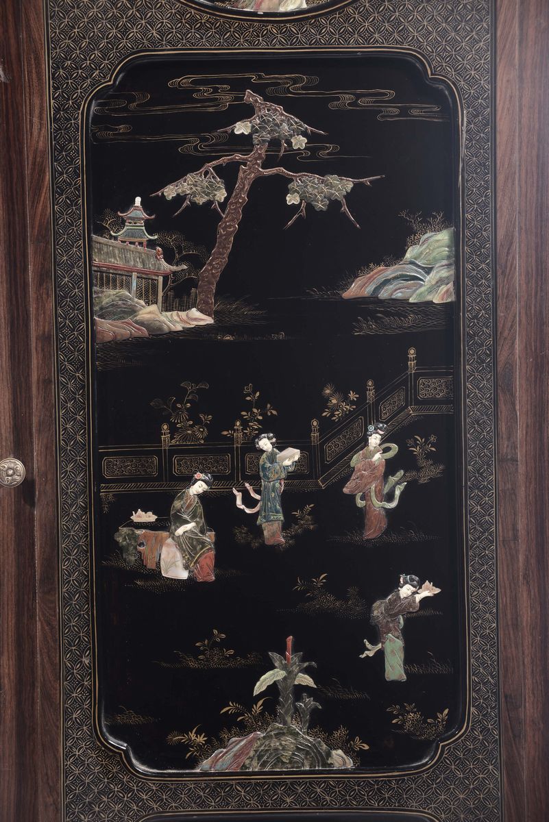 Coppia di Ante da Paravento in Lacca con Inserti in Pietre Dure Montate su Angolari, Cina, Dinast...