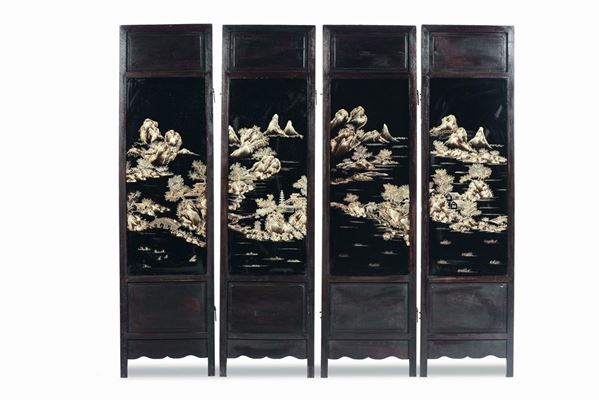 Paravento a quattro ante con applicazioni in corallo, giada e pietre dure, Cina, Dinastia Qing, XIX secolo