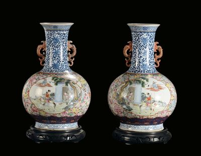 Importante Coppia di Vasi in Porcellana Policroma Ad Ampolla Decorata con Scene di Vita Orientale...
