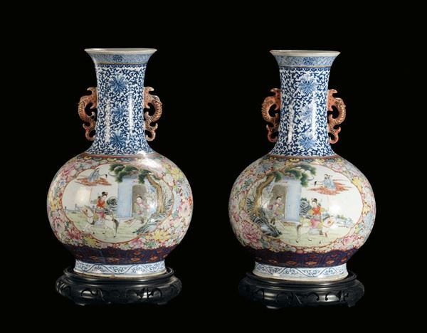 Importante coppia di vasi in porcellana policroma ad ampolla  decorata con scene di vita orientale entro  [..]