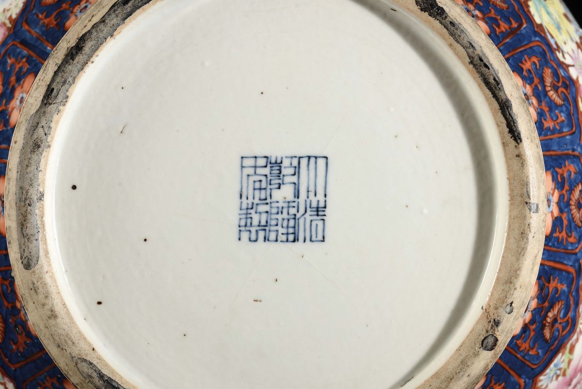 Importante Coppia di Vasi in Porcellana Policroma Ad Ampolla Decorata con Scene di Vita Orientale...