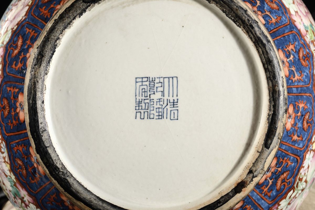 Importante Coppia di Vasi in Porcellana Policroma Ad Ampolla Decorata con Scene di Vita Orientale...