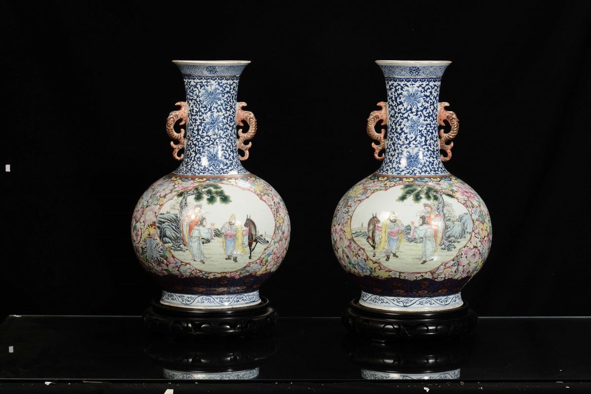 Importante Coppia di Vasi in Porcellana Policroma Ad Ampolla Decorata con Scene di Vita Orientale...