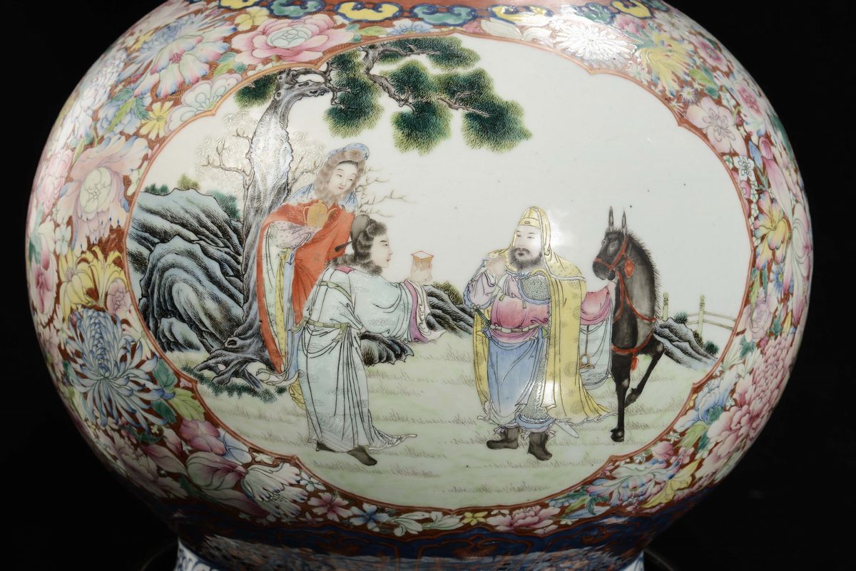 Importante Coppia di Vasi in Porcellana Policroma Ad Ampolla Decorata con Scene di Vita Orientale...