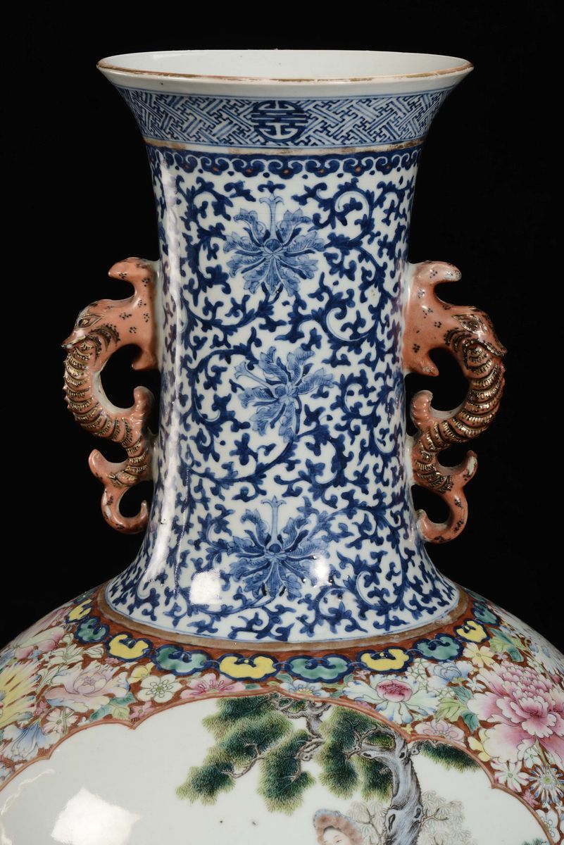 Importante Coppia di Vasi in Porcellana Policroma Ad Ampolla Decorata con Scene di Vita Orientale...