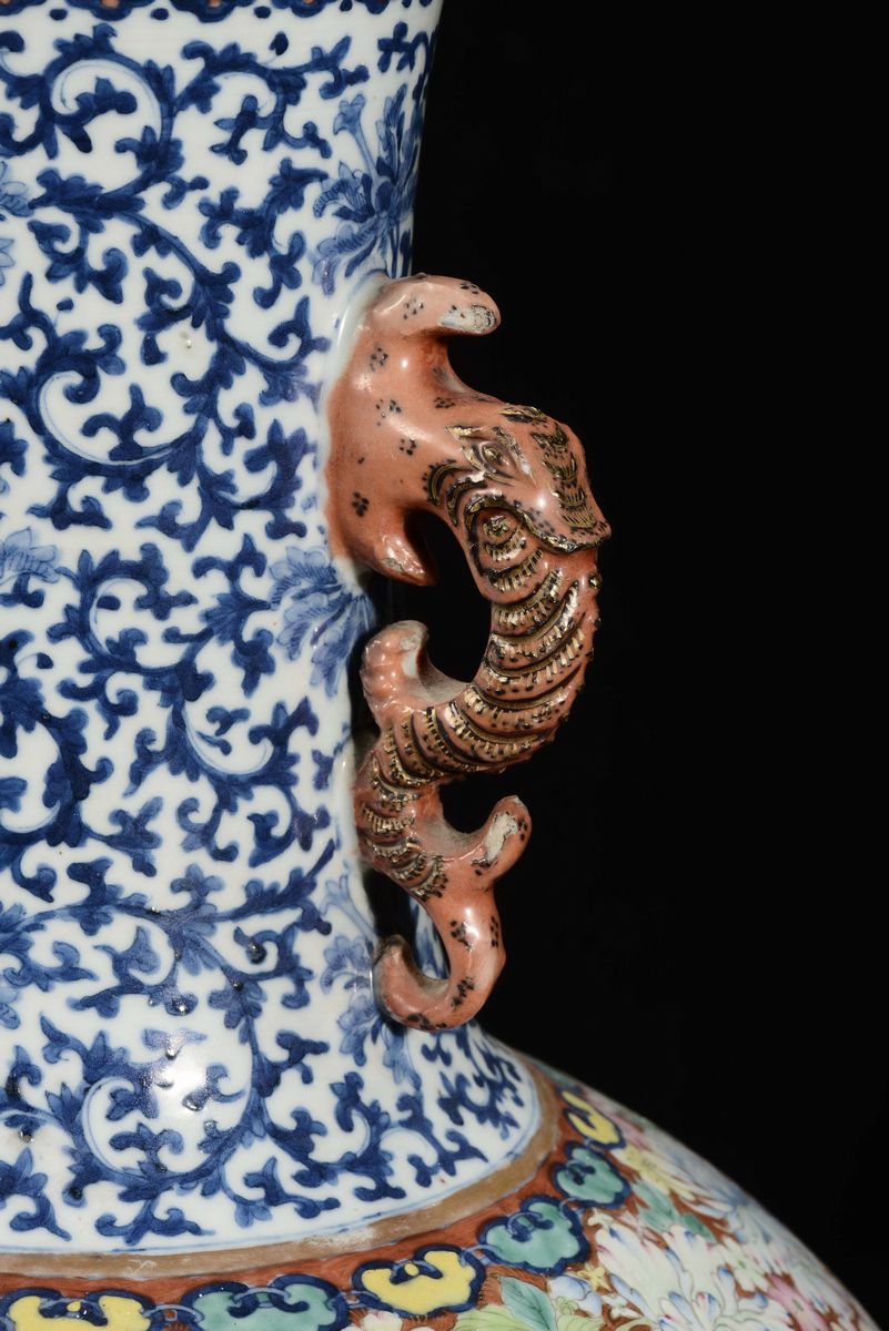 Importante Coppia di Vasi in Porcellana Policroma Ad Ampolla Decorata con Scene di Vita Orientale...