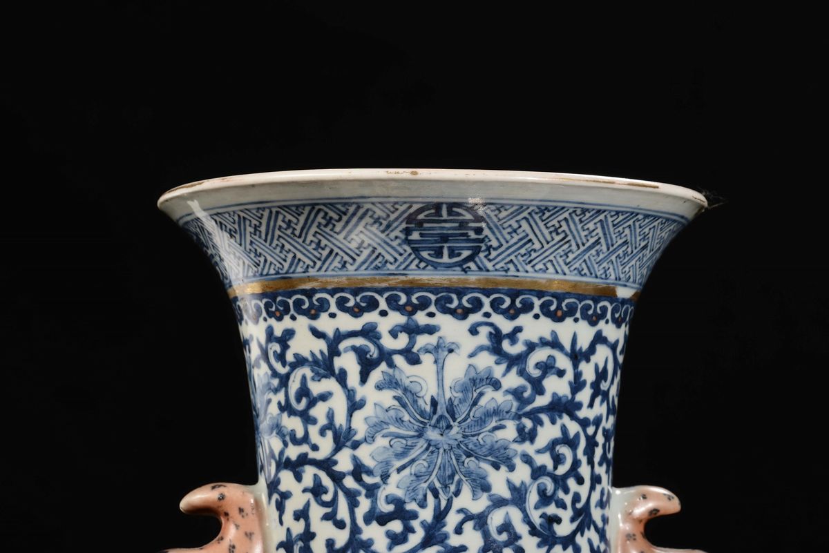 Importante Coppia di Vasi in Porcellana Policroma Ad Ampolla Decorata con Scene di Vita Orientale...