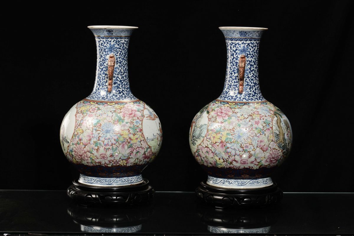 Importante Coppia di Vasi in Porcellana Policroma Ad Ampolla Decorata con Scene di Vita Orientale...