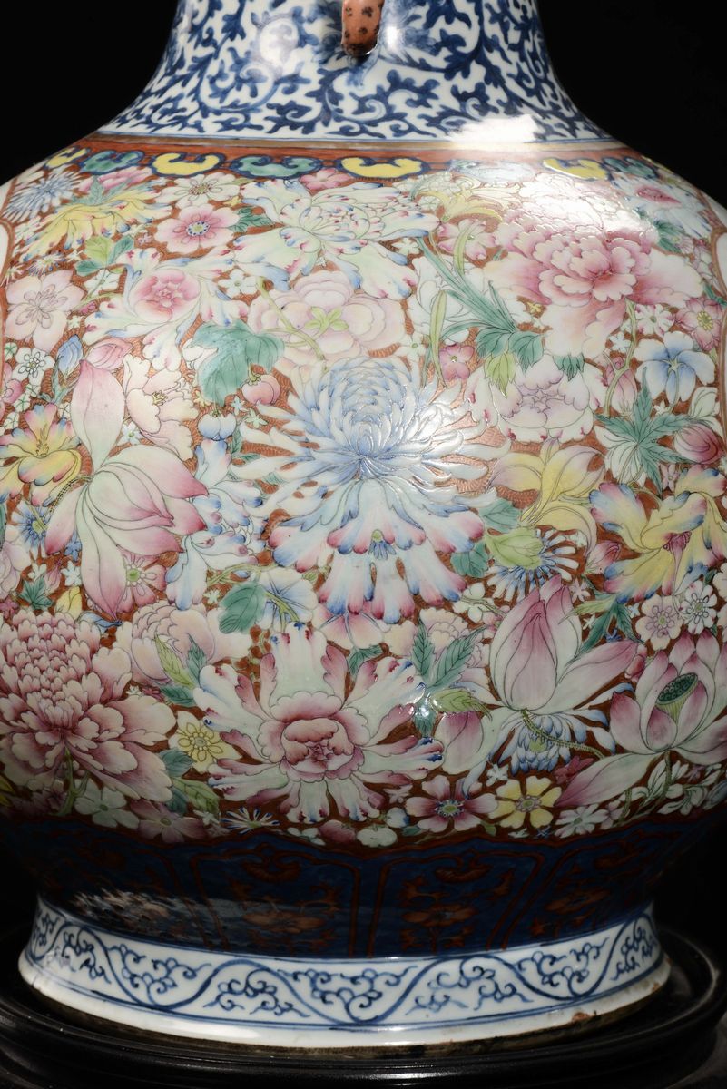 Importante Coppia di Vasi in Porcellana Policroma Ad Ampolla Decorata con Scene di Vita Orientale...