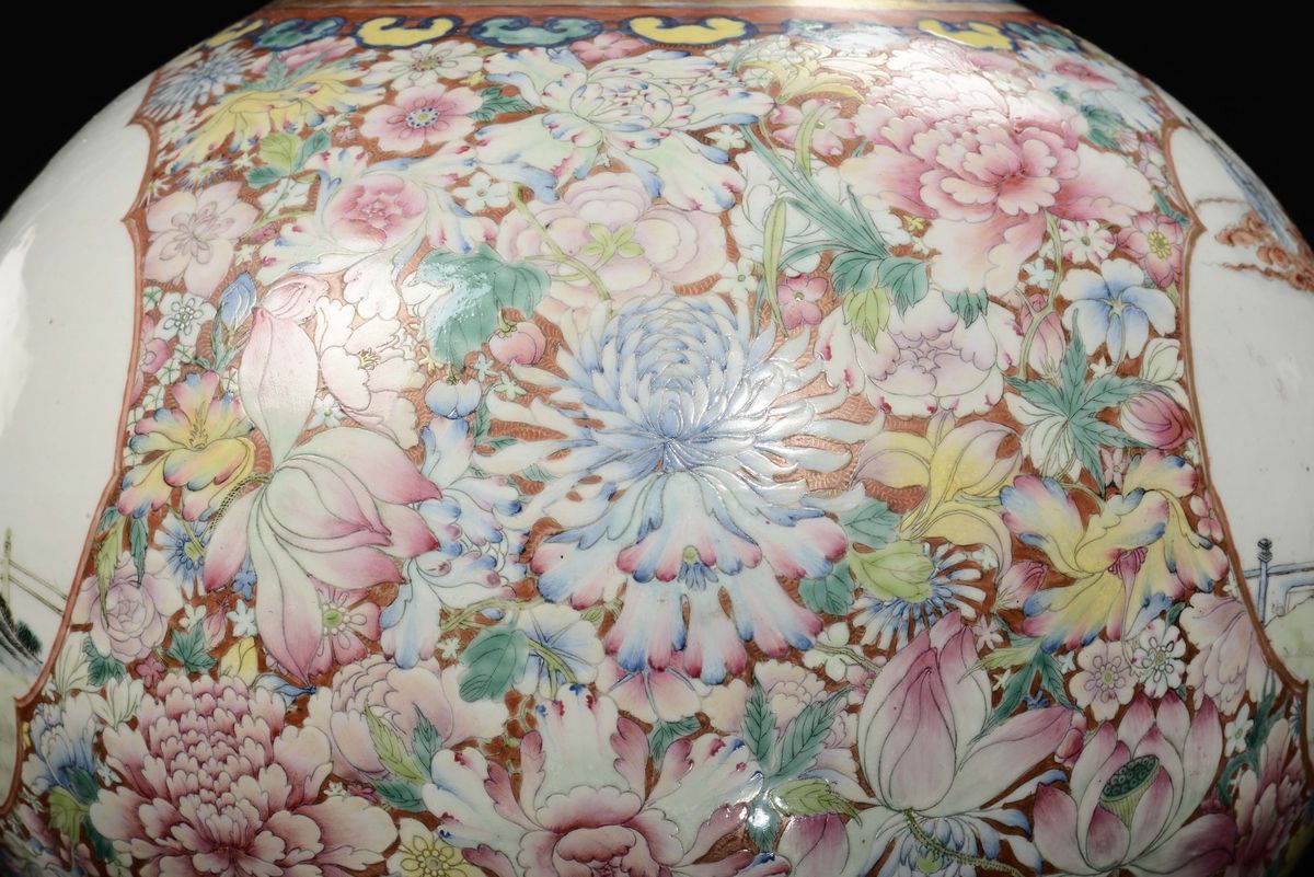 Importante Coppia di Vasi in Porcellana Policroma Ad Ampolla Decorata con Scene di Vita Orientale...