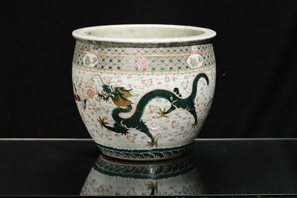 Cachepot in porcellana policroma con decoro floreale e dragoni, Cina, Dinastia Qing, XIX secolo