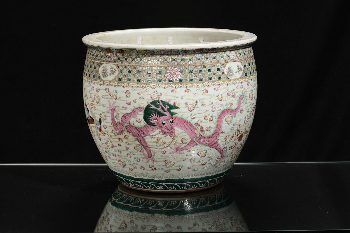 Cachepot in Porcellana Policroma con Decoro Floreale e Dragoni, Cina, Dinastia Qing, XIX Secolo