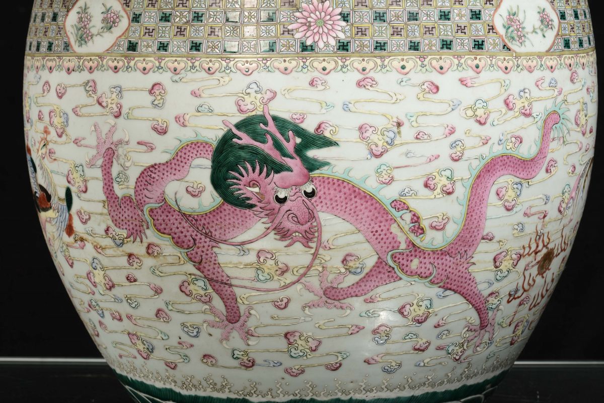 Cachepot in Porcellana Policroma con Decoro Floreale e Dragoni, Cina, Dinastia Qing, XIX Secolo