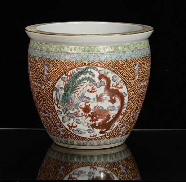 Cachepot in porcellana policroma decorata con forme stilizzate e rosone centrale con raffigurazione di drago, Cina, metà del XX secolo