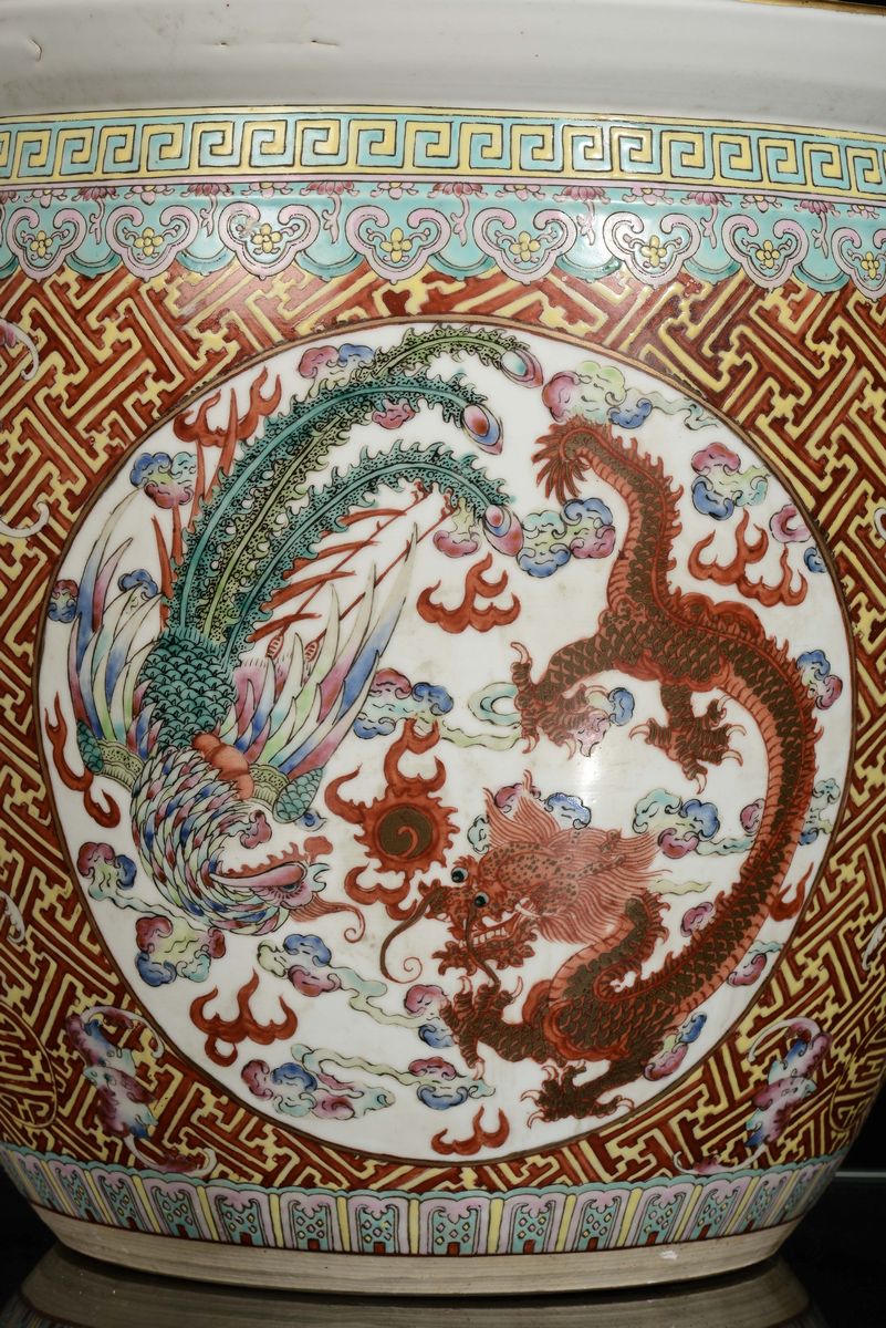 Cachepot in Porcellana Policroma Decorata con Forme Stilizzate e Rosone Centrale con Raffigurazio...