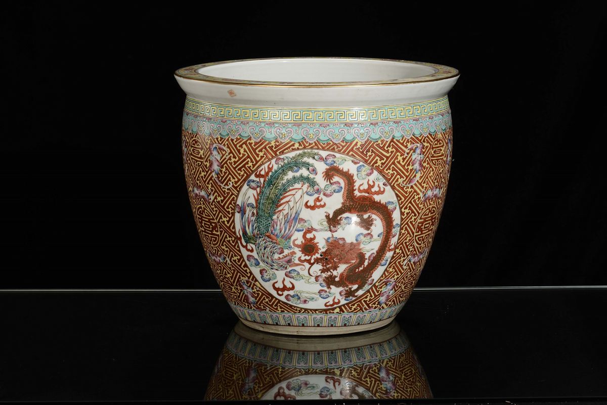 Cachepot in Porcellana Policroma Decorata con Forme Stilizzate e Rosone Centrale con Raffigurazio...