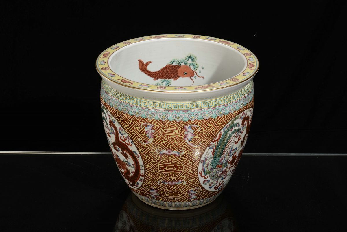 Cachepot in Porcellana Policroma Decorata con Forme Stilizzate e Rosone Centrale con Raffigurazio...