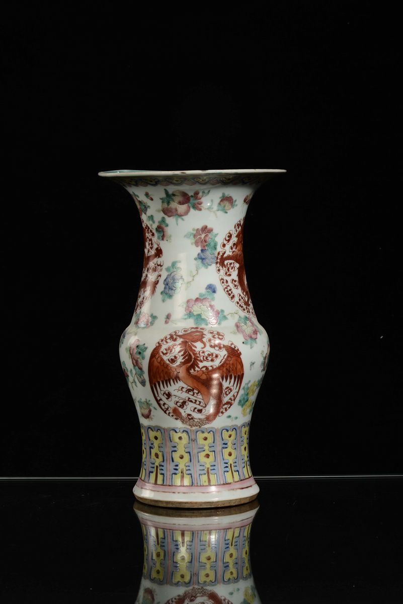 Vaso in Porcellana Policroma Decorata con Forme Stilizzate e Rosoni con Drago, Cina, Dinastia Qin...