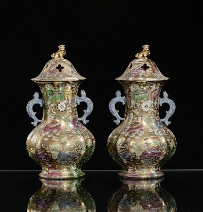 Coppia di Vasi con Coperchio a Doppia Ansa in Porcellana a Fondo Dorato con Decoro Floreale, Cina...