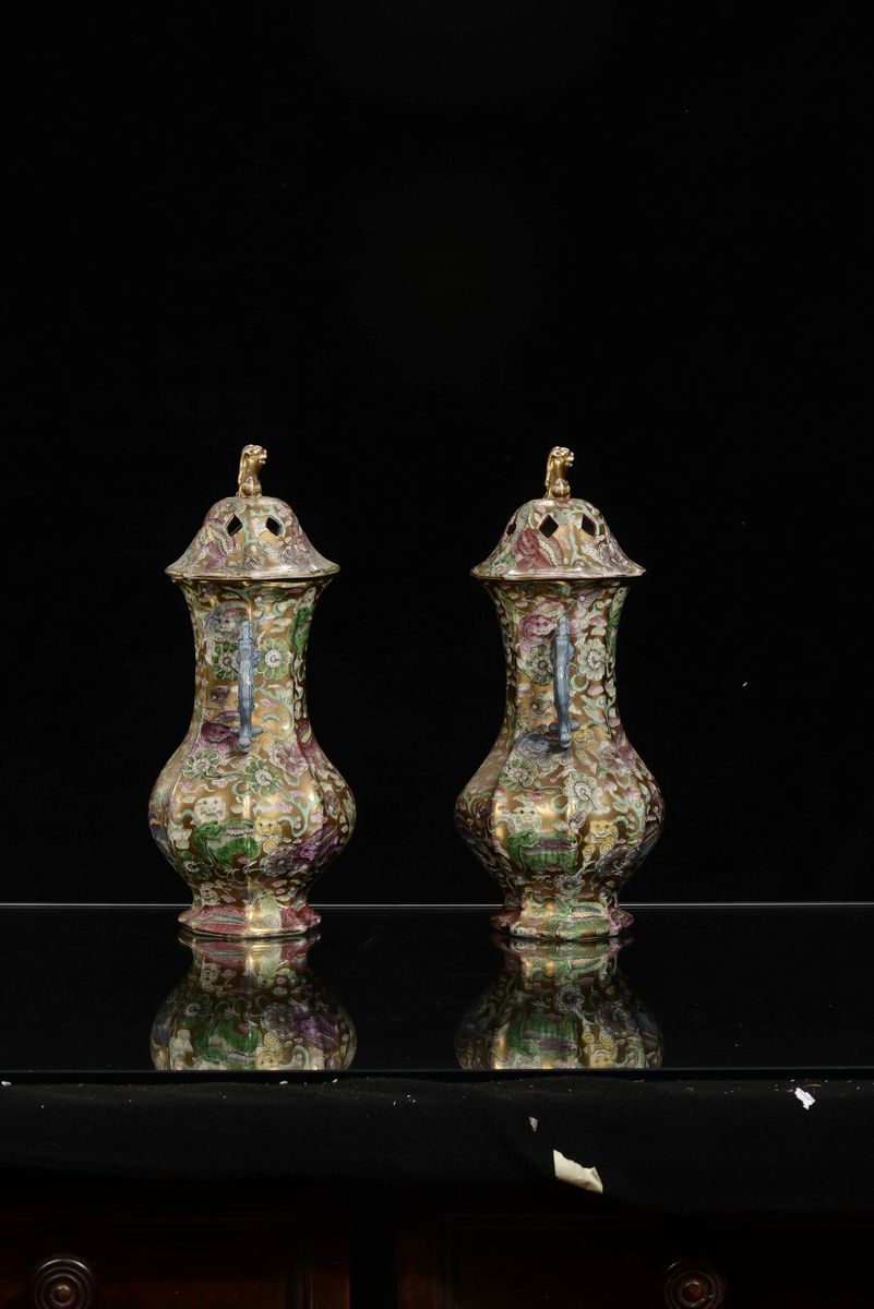 Coppia di Vasi con Coperchio a Doppia Ansa in Porcellana a Fondo Dorato con Decoro Floreale, Cina...