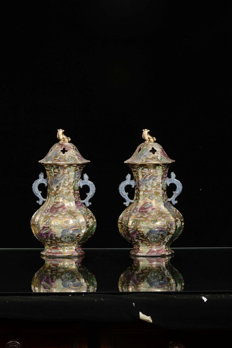 Coppia di Vasi con Coperchio a Doppia Ansa in Porcellana a Fondo Dorato con Decoro Floreale, Cina...