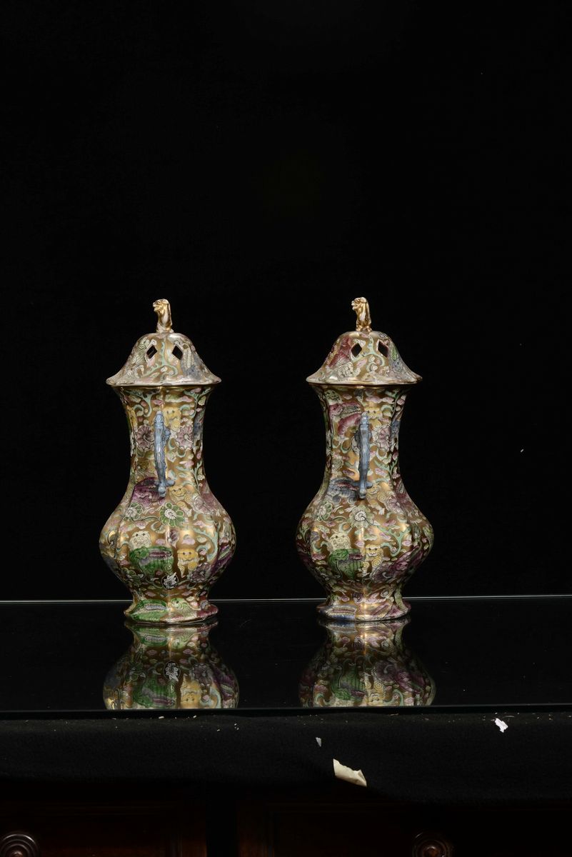 Coppia di Vasi con Coperchio a Doppia Ansa in Porcellana a Fondo Dorato con Decoro Floreale, Cina...