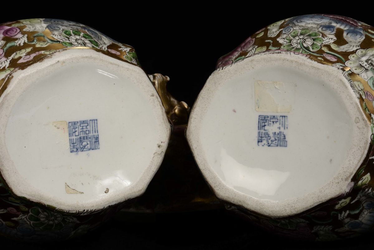 Coppia di Vasi con Coperchio a Doppia Ansa in Porcellana a Fondo Dorato con Decoro Floreale, Cina...