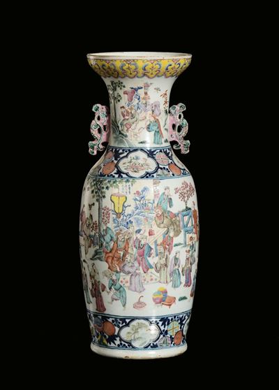 Vaso in Porcellana Policroma Decorata con Figure, Cina, Dinastia Qing, XIX Secolo
