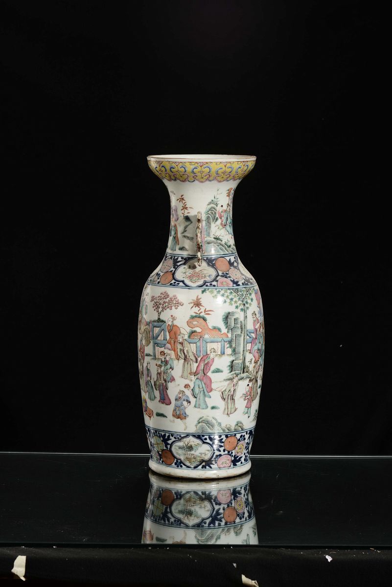 Vaso in Porcellana Policroma Decorata con Figure, Cina, Dinastia Qing, XIX Secolo