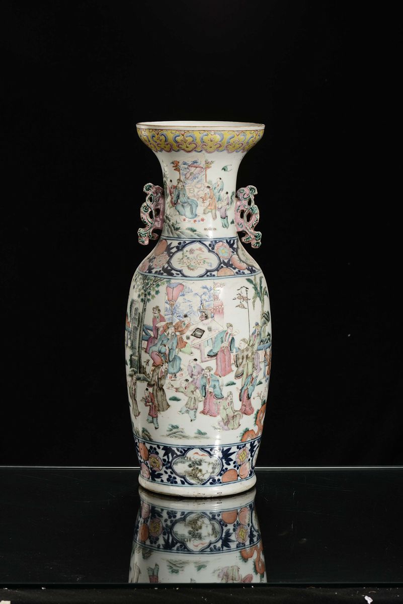 Vaso in Porcellana Policroma Decorata con Figure, Cina, Dinastia Qing, XIX Secolo