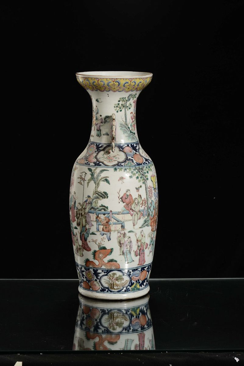 Vaso in Porcellana Policroma Decorata con Figure, Cina, Dinastia Qing, XIX Secolo