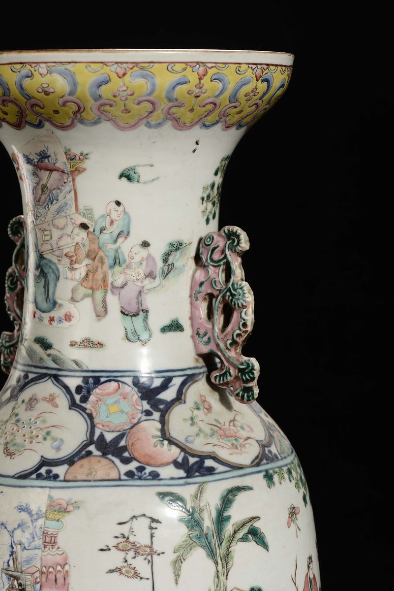 Vaso in Porcellana Policroma Decorata con Figure, Cina, Dinastia Qing, XIX Secolo