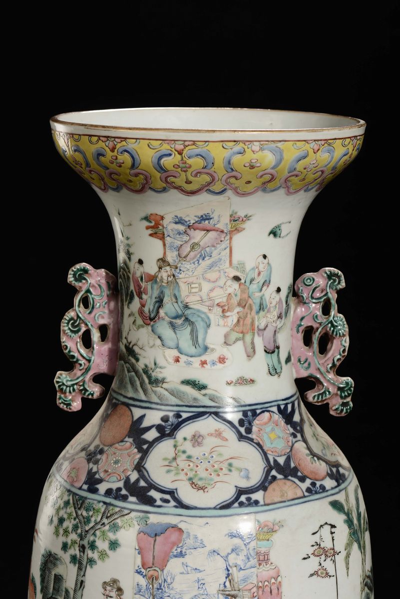 Vaso in Porcellana Policroma Decorata con Figure, Cina, Dinastia Qing, XIX Secolo