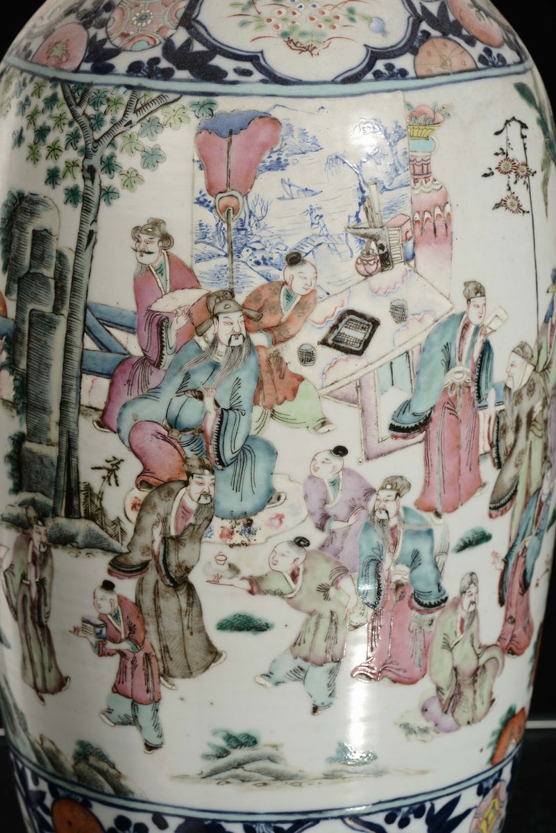 Vaso in Porcellana Policroma Decorata con Figure, Cina, Dinastia Qing, XIX Secolo