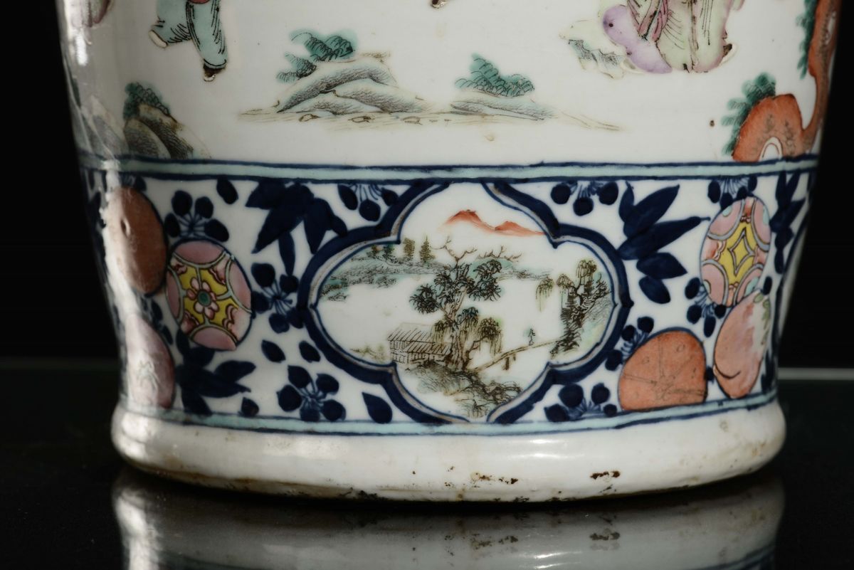 Vaso in Porcellana Policroma Decorata con Figure, Cina, Dinastia Qing, XIX Secolo