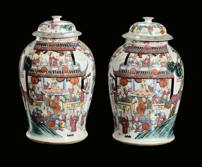 Coppia di Potiche in Porcellana Policroma Decorata con Scene di Vita Orientale, Cina, Dinastia Qi...