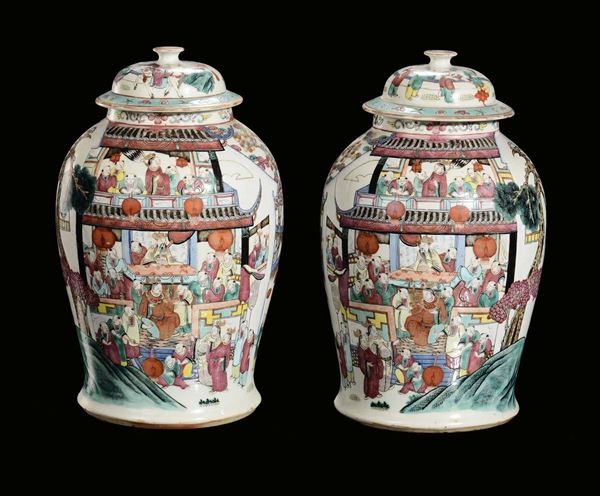 Coppia di potiche in porcellana policroma decorata con scene di vita orientale, Cina, Dinastia Qing, XIX secolo